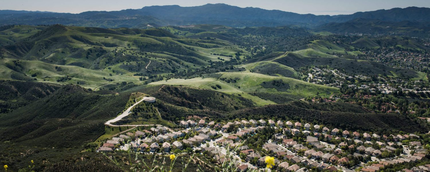 A view of the mountains from above with houses in it.