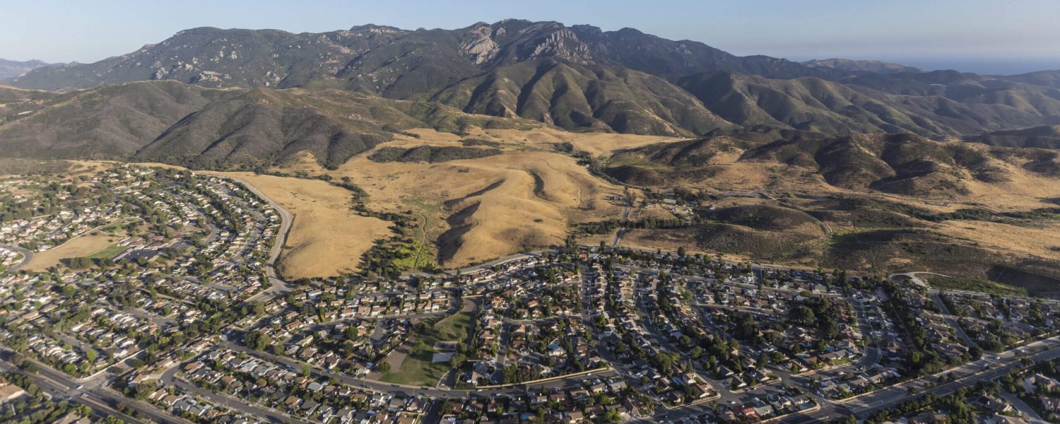 A view of the mountains and houses in an area.
